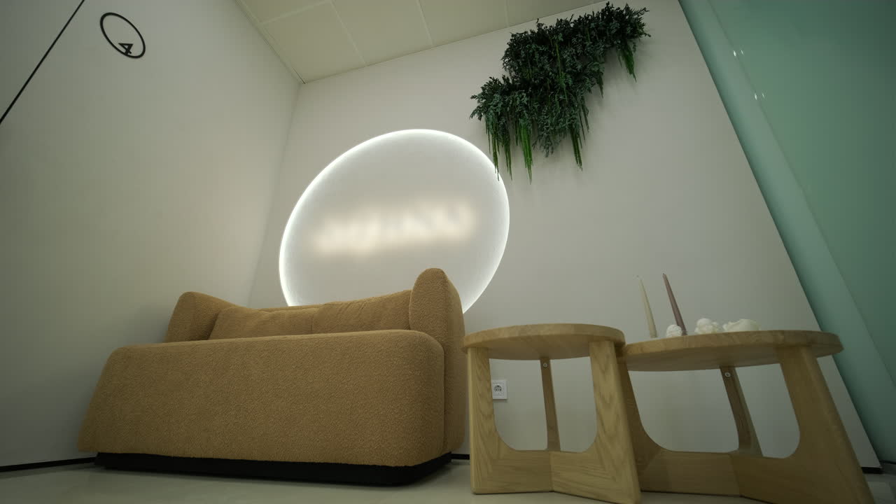 Modernt väntutrymme med soffa och lysande cirkulär lampa