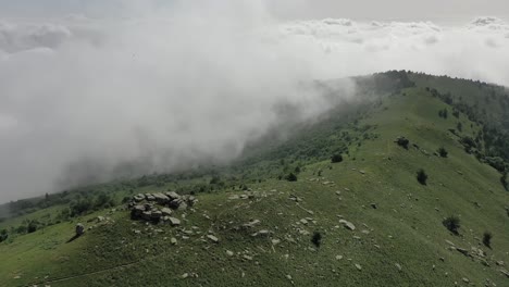 Luftdrohnenaufnahmeort-Berg,-Sonniges-Wetter-Und-Bewegung-Von-Unten-Nach-Oben