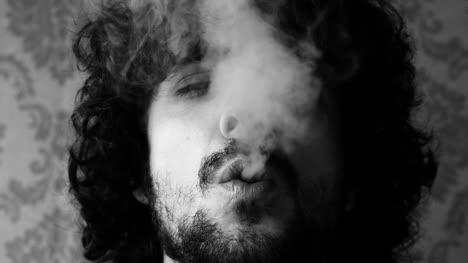 hombre fumando 05