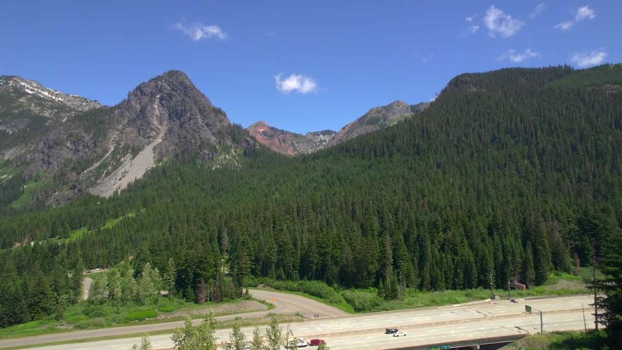 Montagne del Passo Snoqualmie in estate nel Washington centrale.