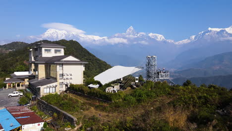 estación de despegue de zipline con un impresionante paisaje de la cordillera de annapurna y el monte machhapuchhre en pokhara, nepal