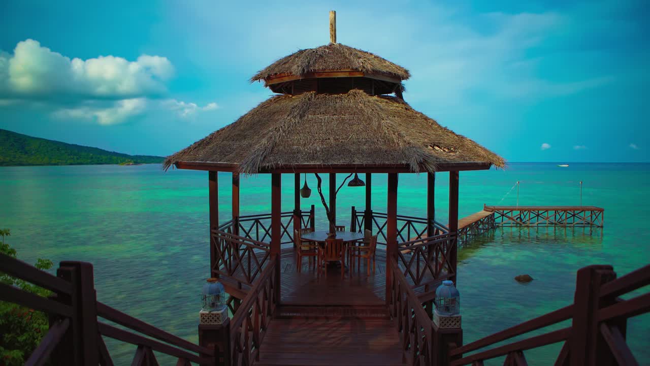 hermoso circuito de video sin fisuras de un lujoso complejo turístico tropical con un pabellón de comedor junto al mar azul turquesa y un arrecife de coral en un paraíso de isla tropical en asia.