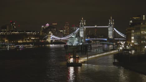 Puente-De-La-Torre-Y-El-Horizonte-De-La-Ciudad-Con-Hms-Belfast-En-El-Río-Támesis,-Londres,-Reino-Unido-Por-La-Noche