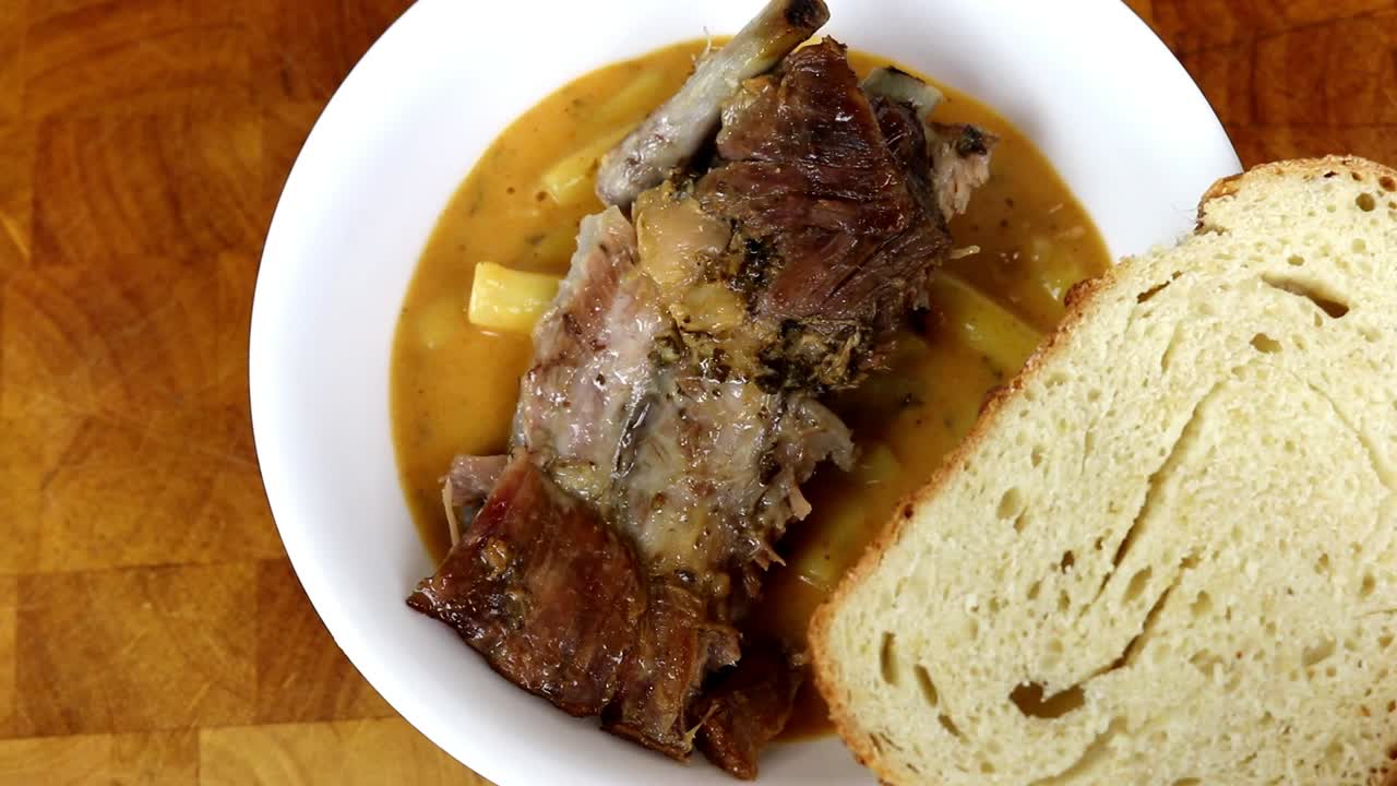 poner una rebanada de pan cerca de un plato de frijoles de mantequilla