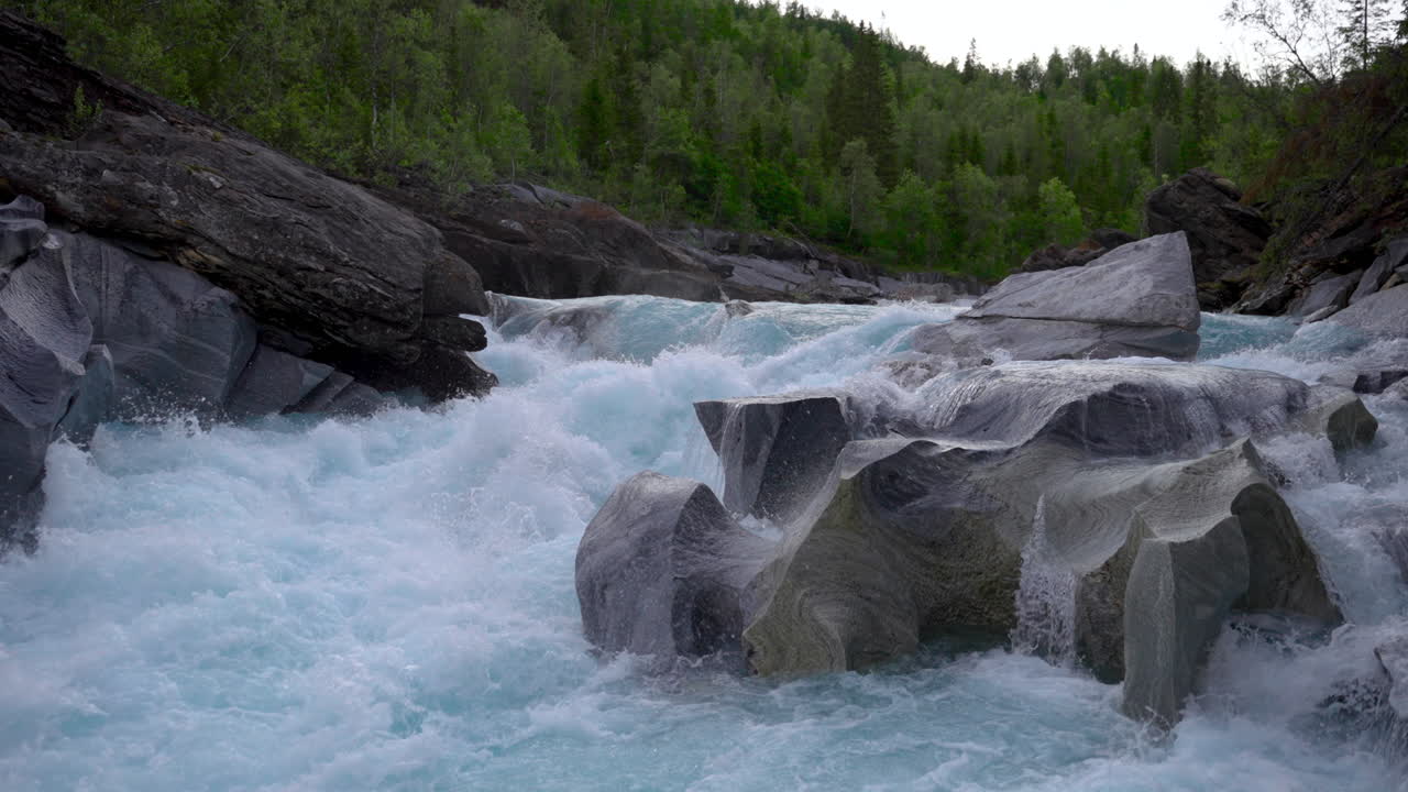 hermosa agua blanca de glaciar entre las rocas -marmorslottet, norte de noruega -amplia