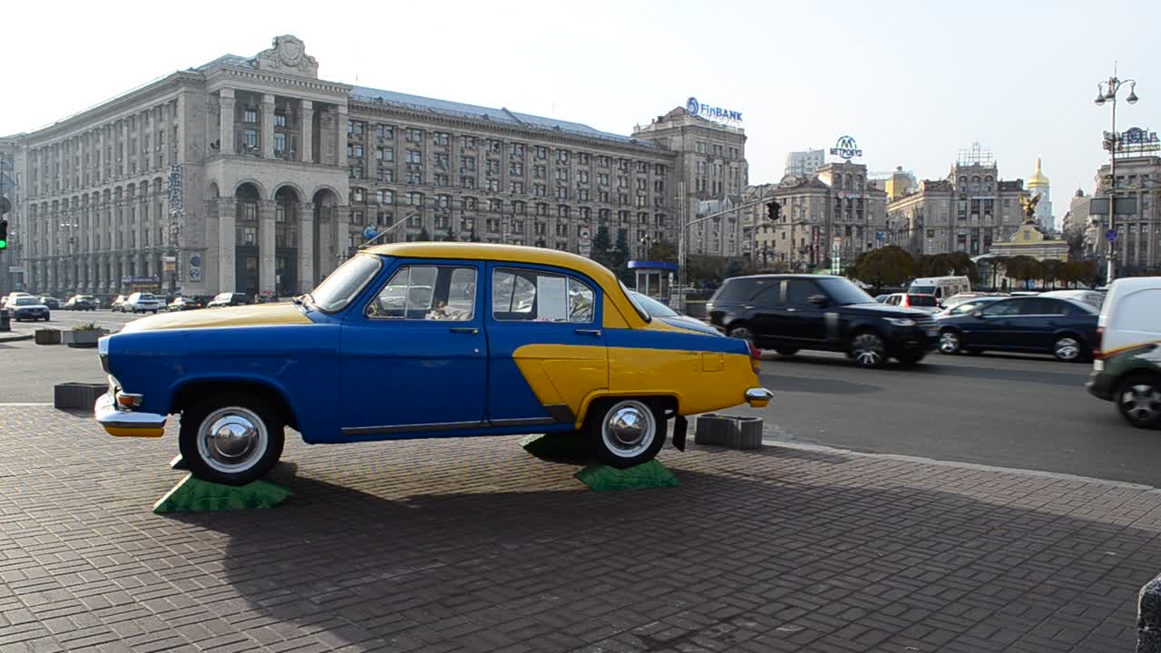 Autoverkehr in der Stadt. Chreschtschatyk-Straße in Kiew, Ukraine.