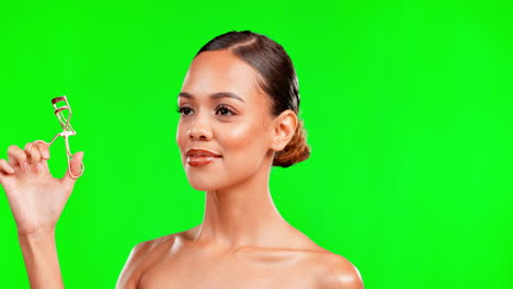 Woman-with-eyelash-curler,-beauty-on-green-screen