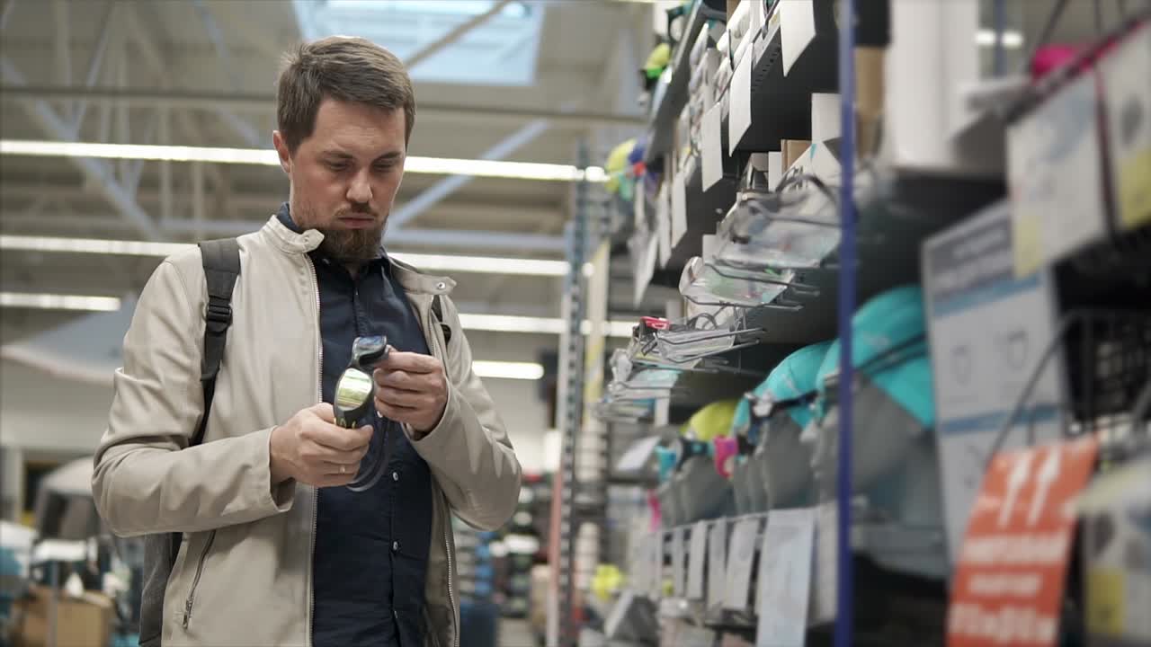 hombre comprando gafas deportivas en una tienda