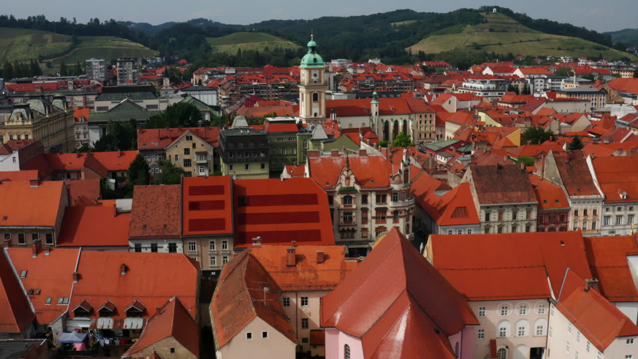 arquitectura medieval del paisaje urbano de maribor con vistas al paisaje verde en eslovenia
