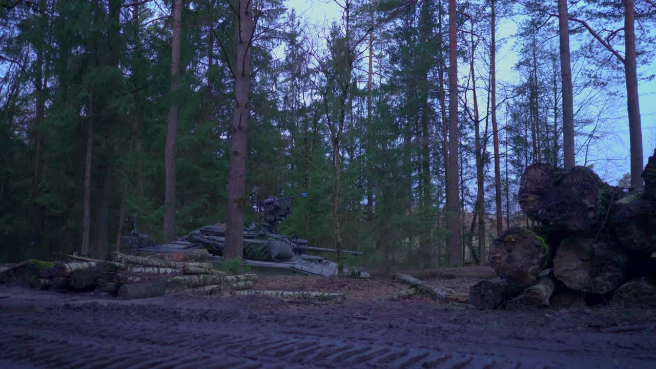 Torretta di un carro armato Leopard nascosto in una foresta fangosa visibile al mattino presto.