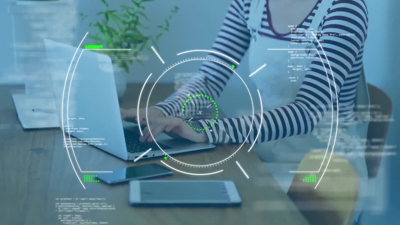 escáner de alcance y procesamiento de datos contra la mujer usando computadora portátil