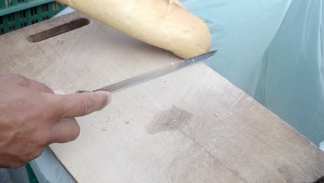 cortando un pan