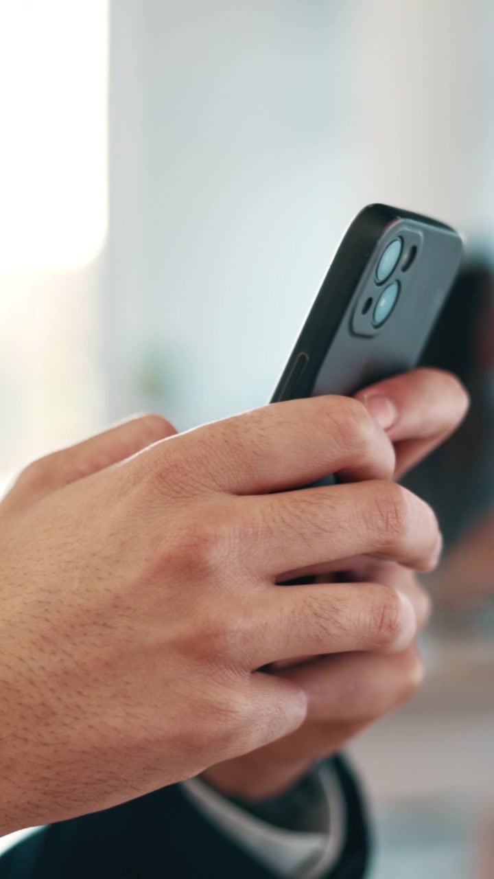 Primo Piano di una Persona che Usa lo Smartphone in Ufficio