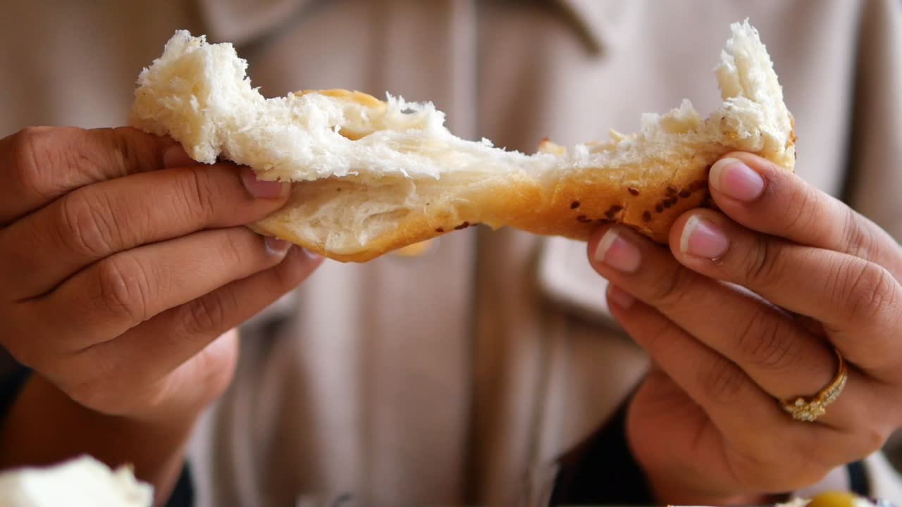 Person holding a bun