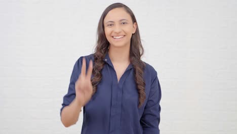 menina indiana mostrando sinal de paz
