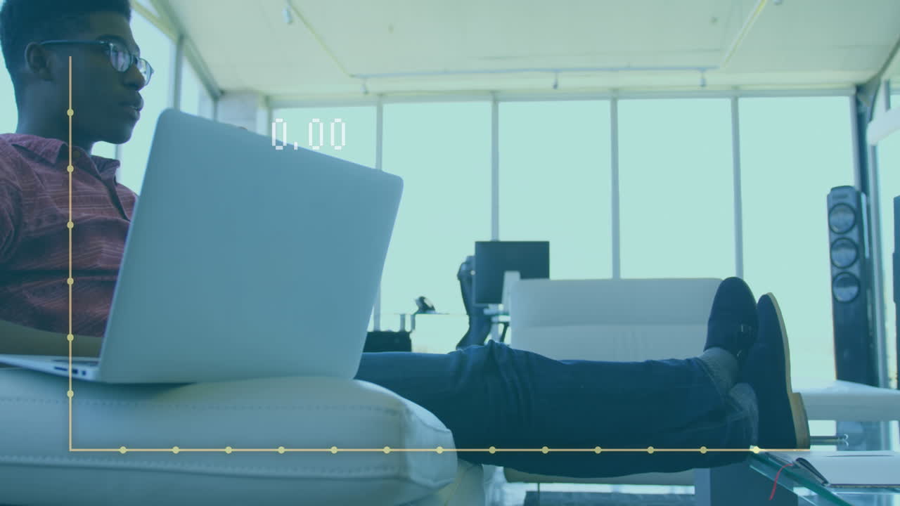 그래프의 애니메이션, 변하는 숫자, 커피를 마시면서 노트북을 보는 아프리카계 미국인