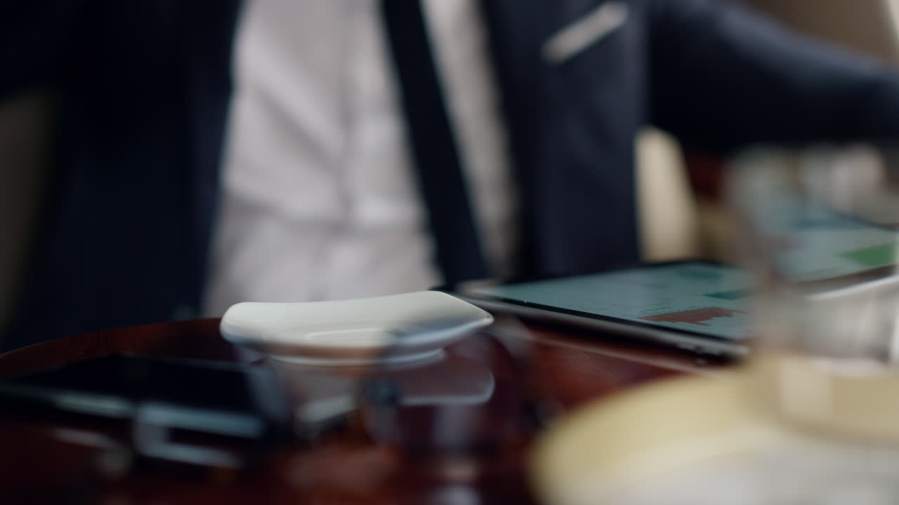 비즈니스 여행에서 커피 음료를 즐기는 남자. 차 컵을 잡는 클로즈업 손