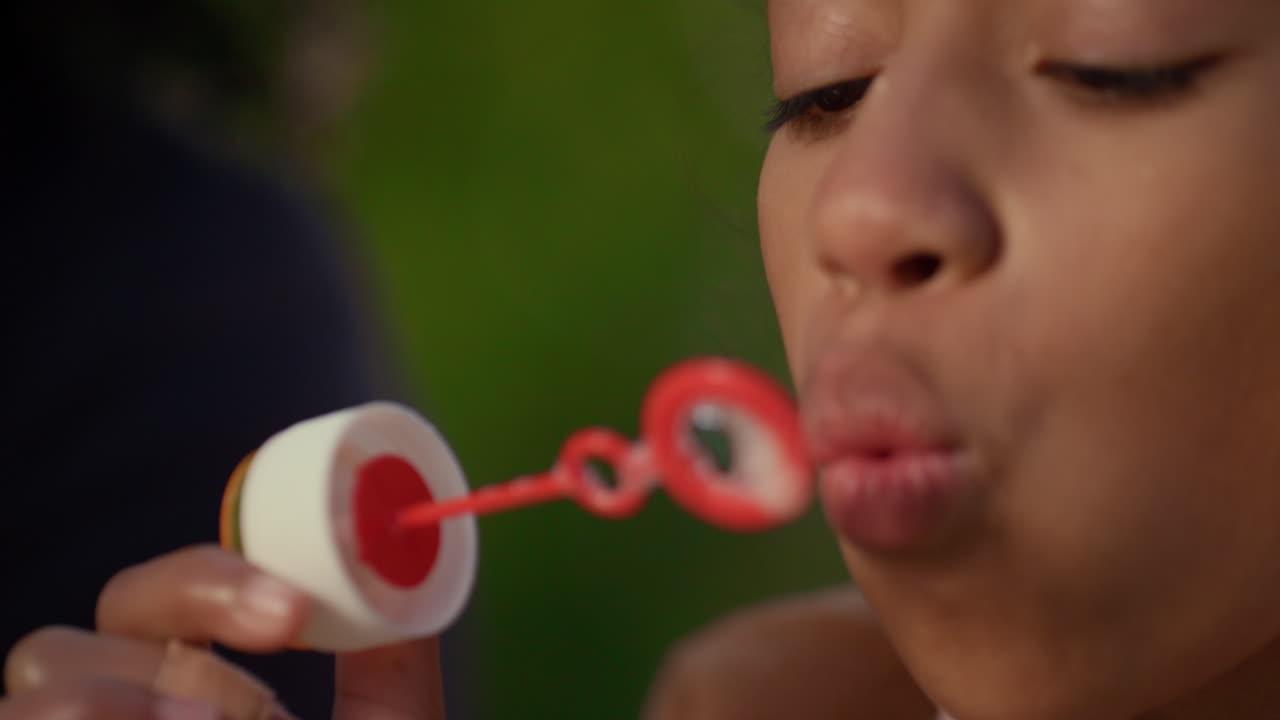 niño lindo soplando jabón retrato de burbujas de colores. concepto de infancia despreocupada.