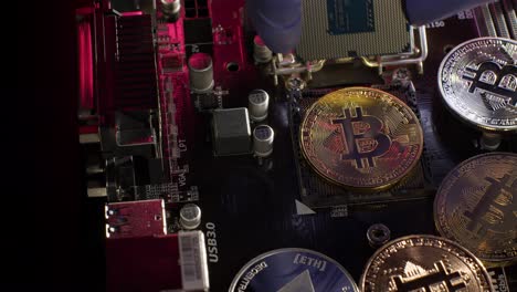 bitcoin btc, monedas ethereum en la placa base de la computadora digital, minería de criptomonedas, futuro sin efectivo