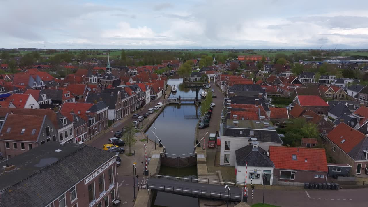 Tetti pittoreschi del villaggio di Makkum contro il cielo blu, Paesi Bassi