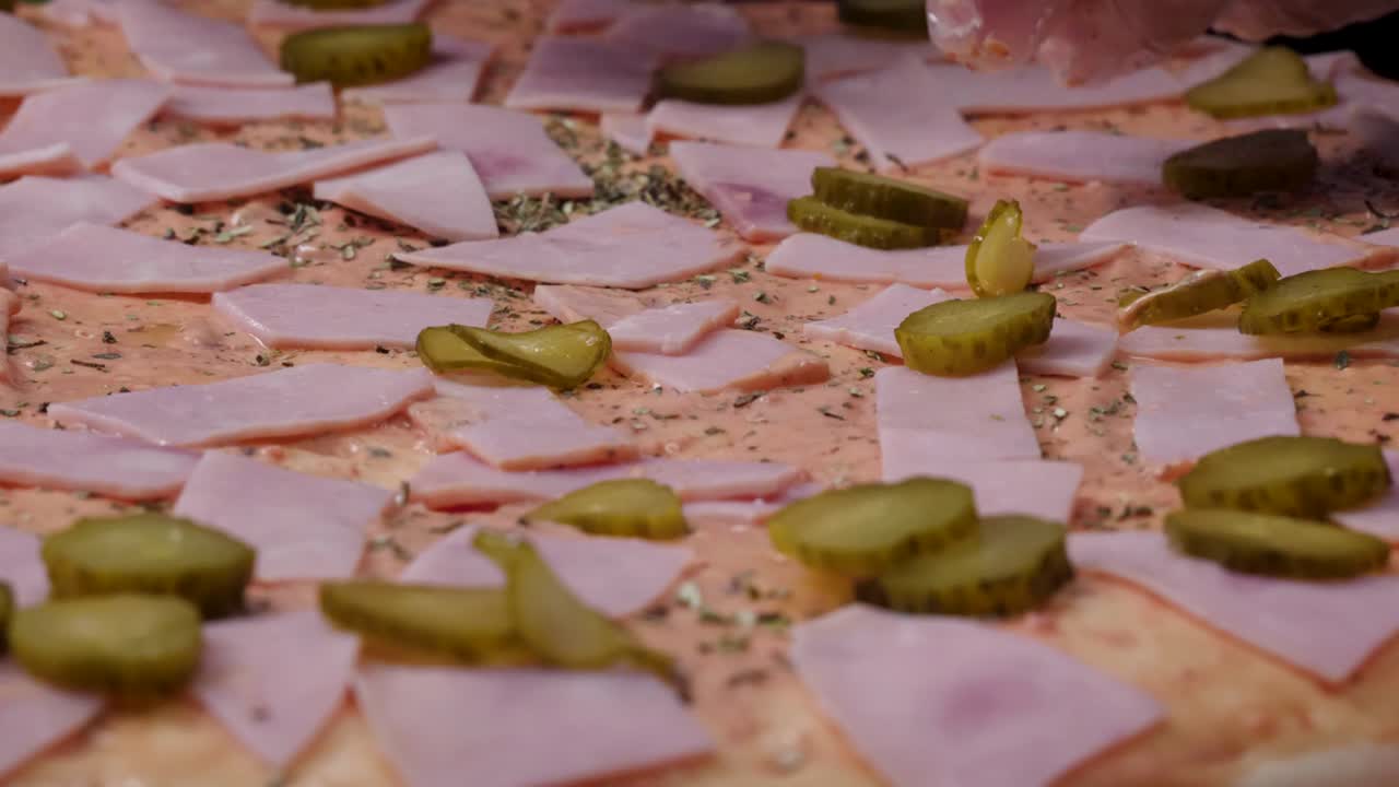 햄과 피클 피자를 만드는 것