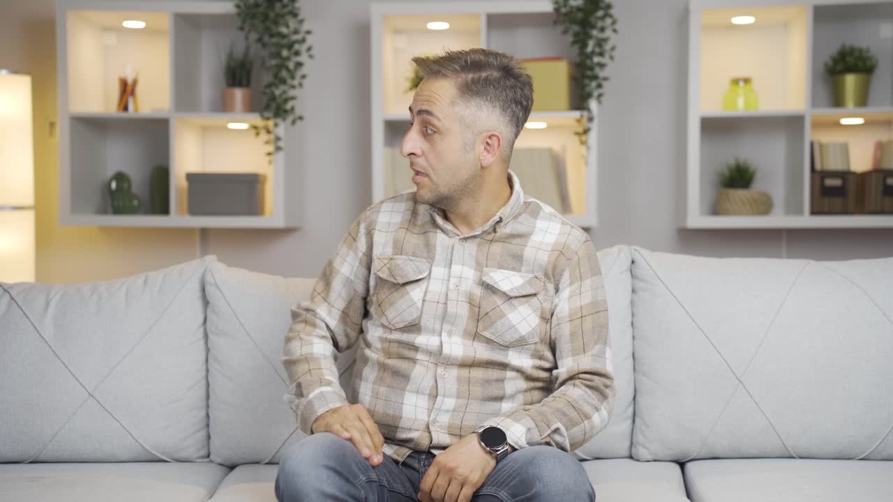 집을 둘러보는 편집증에 걸린 남자