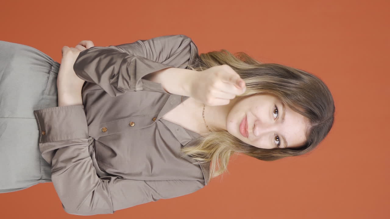 카메라에 동기 부여 연설을 하는 젊은 여성의 수직 비디오.