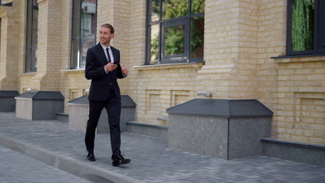 Geschäftsmann-Benutzt-Mobiltelefon-Auf-Der-Straße.-Mann-Schaut-Draußen-Auf-Den-Handybildschirm.