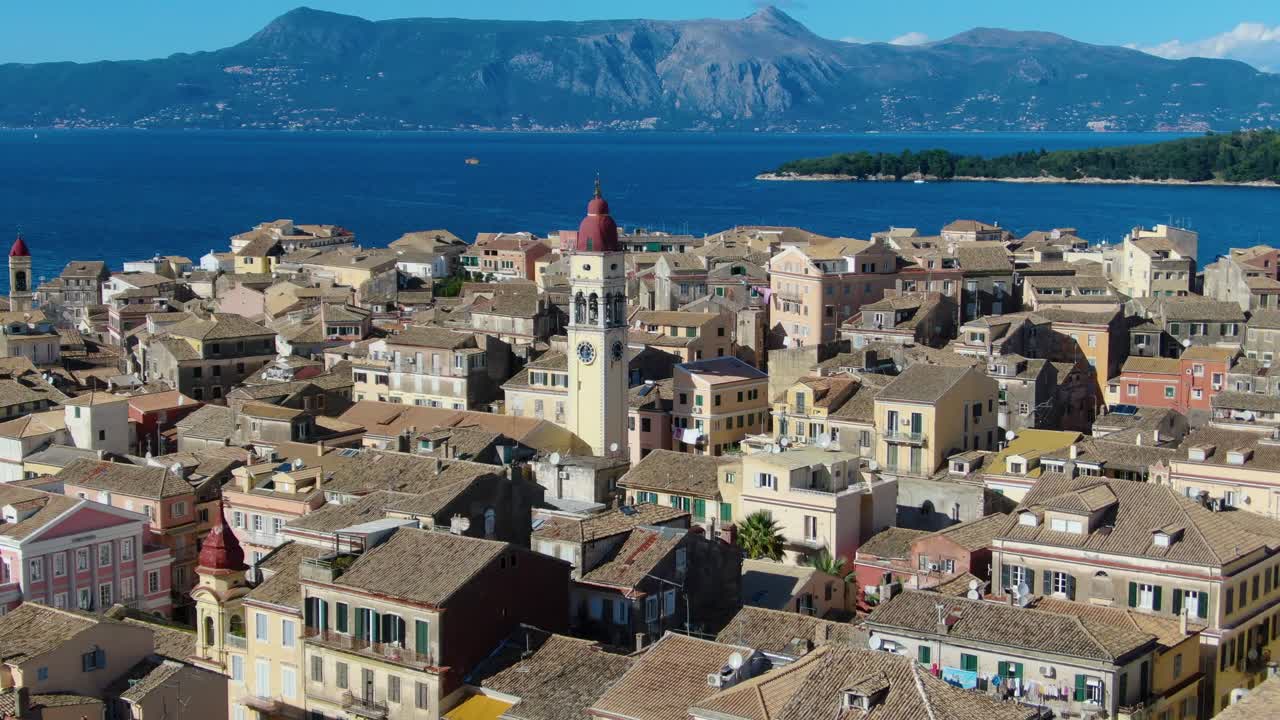 코르푸의 해안 마을의 공중 사진.
