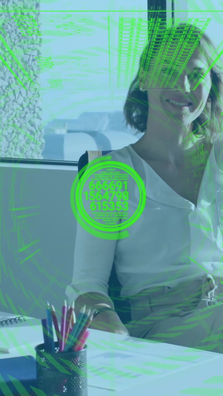 Animazione di elaborazione dati finanziari su donna d'affari seduta alla scrivania dell'ufficio