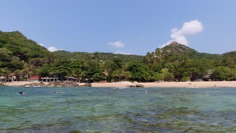 Panorámica-A-Través-De-La-Hermosa-Playa-En-Una-Isla-Tropical-Desde-El-Océano