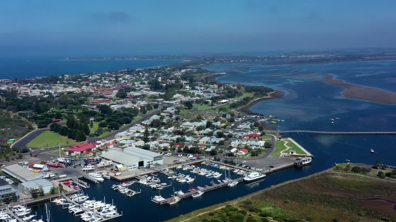 municipio costero orbital aéreo en la playa australiana