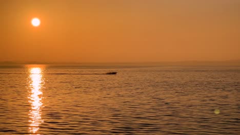 Jetski-Bei-Sonnenuntergang:-Spaß-Auf-Dem-Ruhigen-Meer