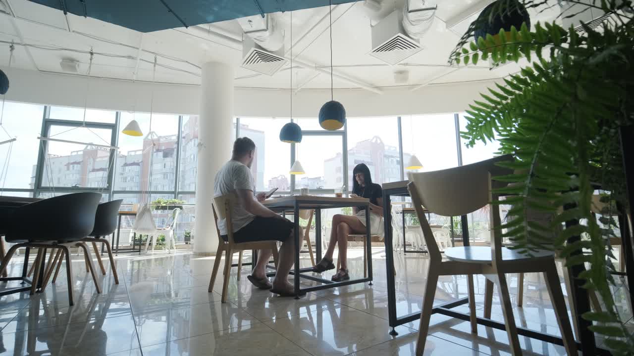 레스토랑에서 피자를 먹는 커플