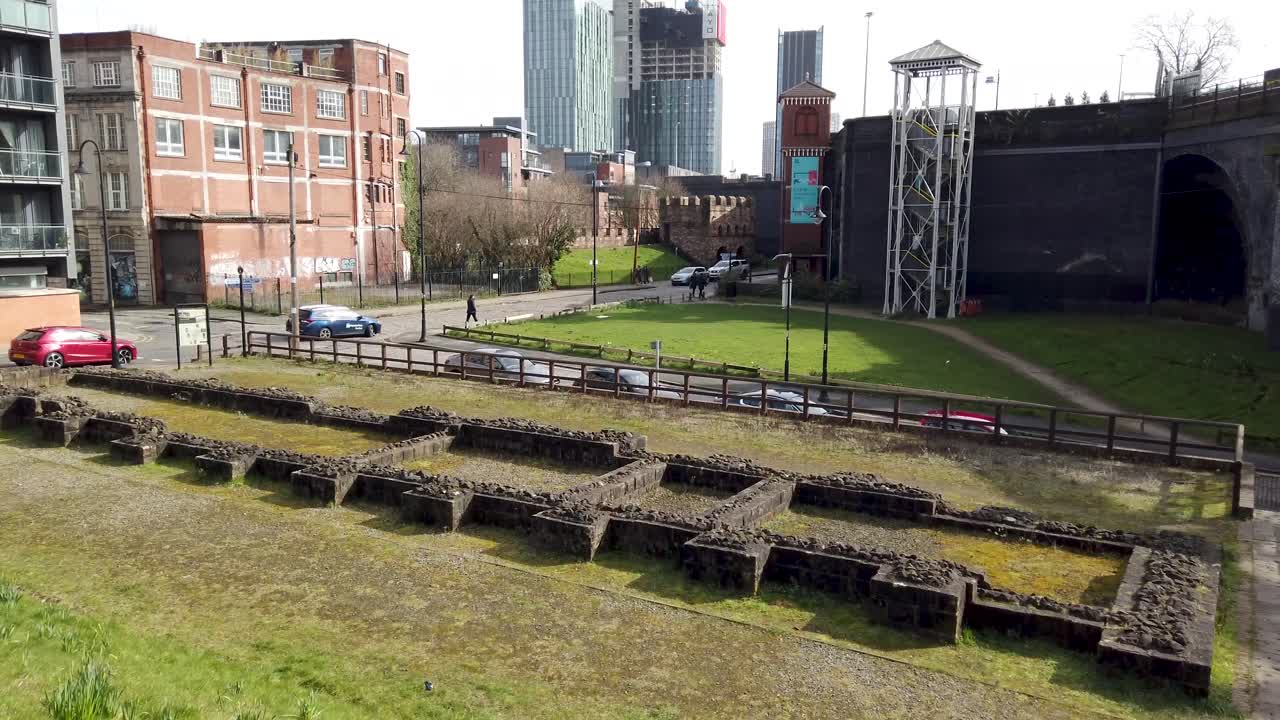 영국 북서부 잉글랜드 맨체스터의 캐슬필드 지역에 있는 로마 요새의 mamucium 또는 mancunium 유적