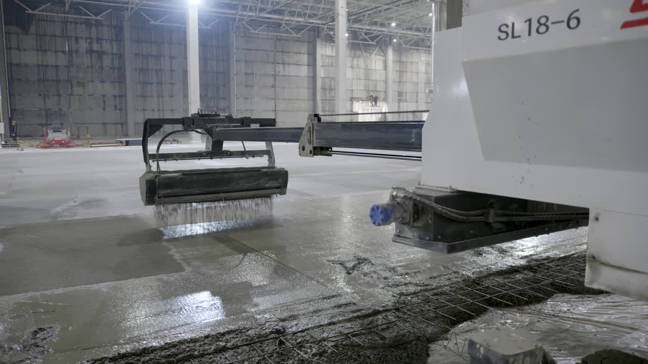 operación de vertido de hormigón en un gran edificio industrial