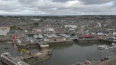 Una-Vista-Aérea-Del-Puerto-Y-La-Ciudad-De-Arbroath-En-Un-Día-Nublado