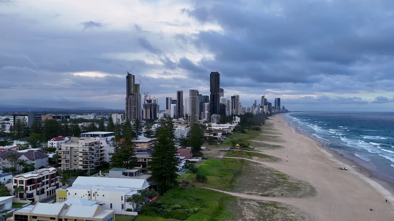 воздушный вид на пляж и горизонт золотого побережья