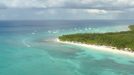 Panorama-of-white-sand-beaches-and-luxury-yachts-anchored-off-the-coast-of-Don\minican-Republic,-aerial