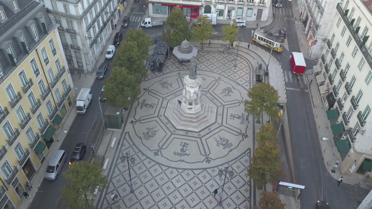 antena vista hacia atrás de la plaza camões en chiado lisboa portugal