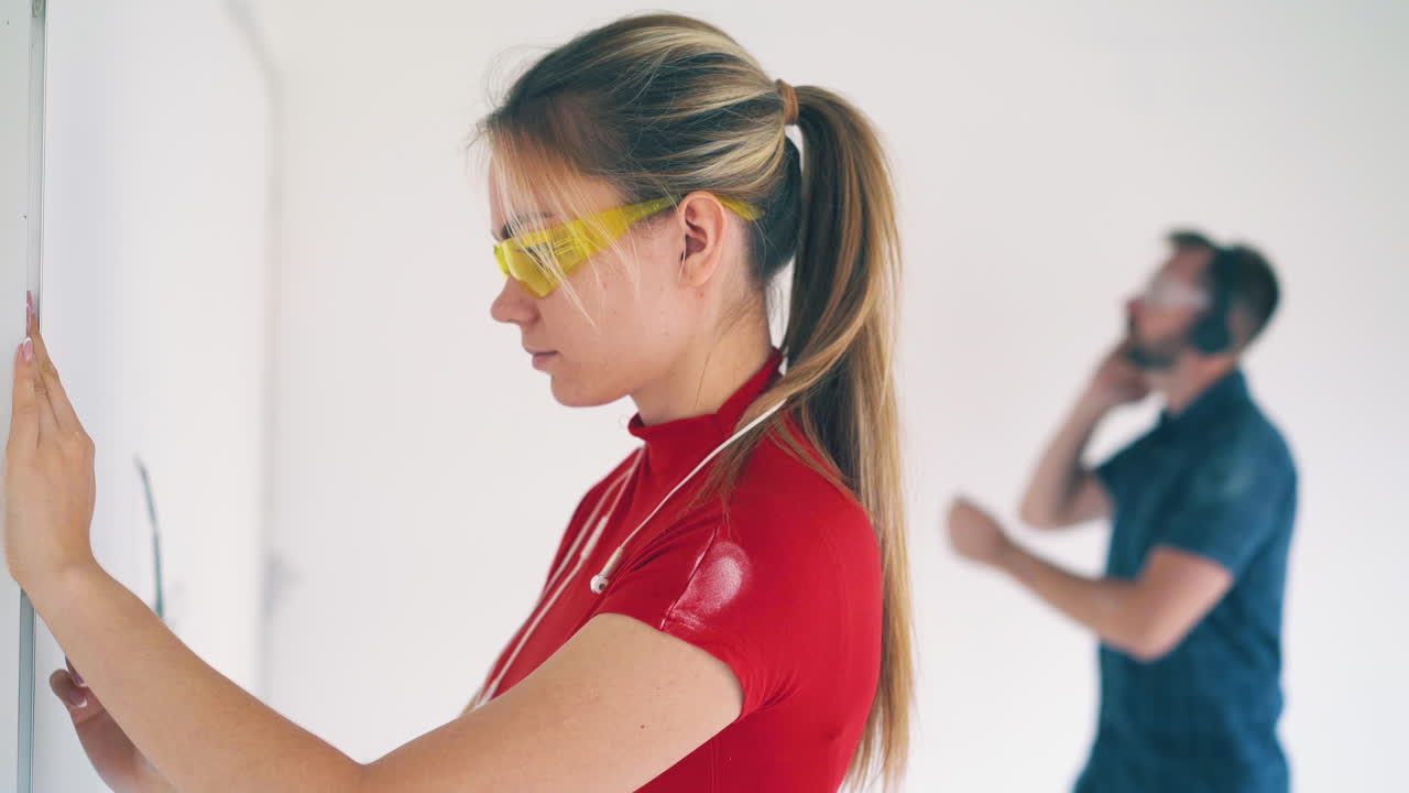 좋은 소녀는 벽에 선을 그려서 기 ⁇ 하는 남자를 방에 넣습니다.