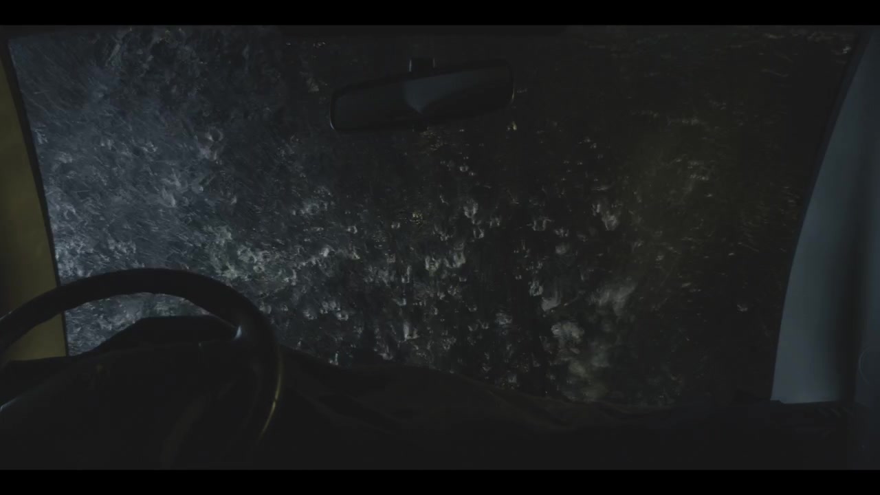Hujan jatuh di kaca depan - Mobil melaju kencang. Hujan berhenti. Ungraded. LOG dari Red Gemini. Gerak lambat. Laju bingkai tinggi. Lensa Cooke anamorphic