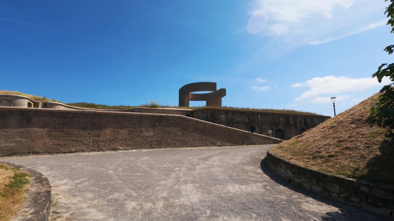 POV Gåtur, der nærmer sig Elogio del Horizonte-monumentet og den historiske befæstning i Gijón, Asturien, Spanien.