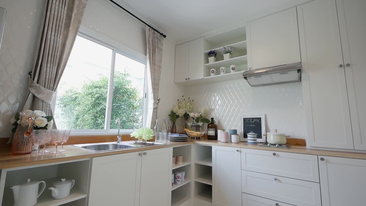 Idea di decorazione per zona dispensa di cucina compatta e moderna.