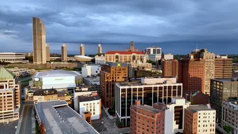 aerial-tilt-up-albany-new-york,-ny-skyline