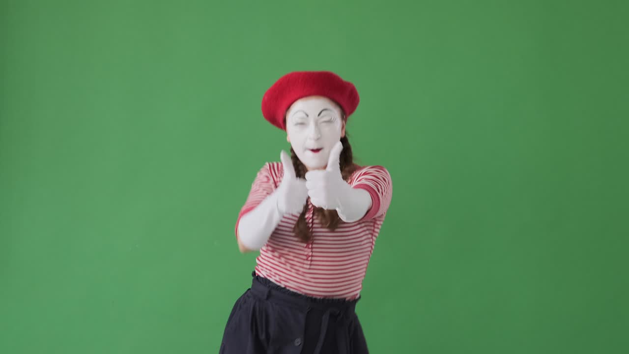 흥분한 미미 아티스트가 엄지손가락을 올리는 제스처