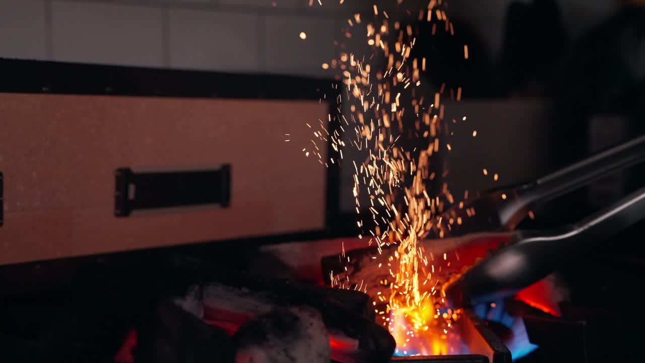 Le braci danzano dal carbone binchotan mentre vengono riscaldate e preparate per una griglia konro (slow motion, 4K)