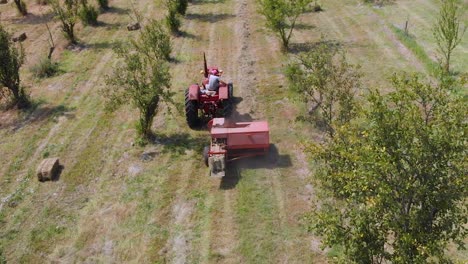 Agricultor-Con-Tractor-Hacer-Balas-De-Heno