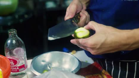 imágenes cinematográficas de cocina de 4k de un chef tailandés cortando la comida y preparando comida tailandesa en un restaurante en tailandia