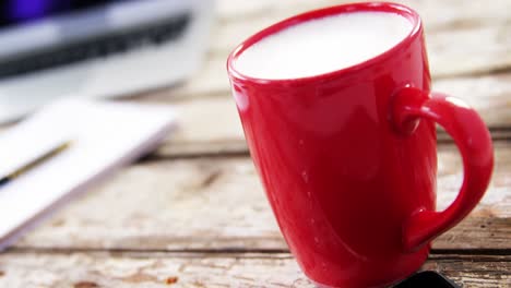 Kaffeetasse-Und-Mobiltelefon-Auf-Holzbrett